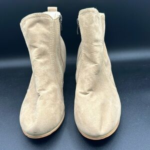 tan faux suede Jingpin Vera Cuoio booties size 8.5